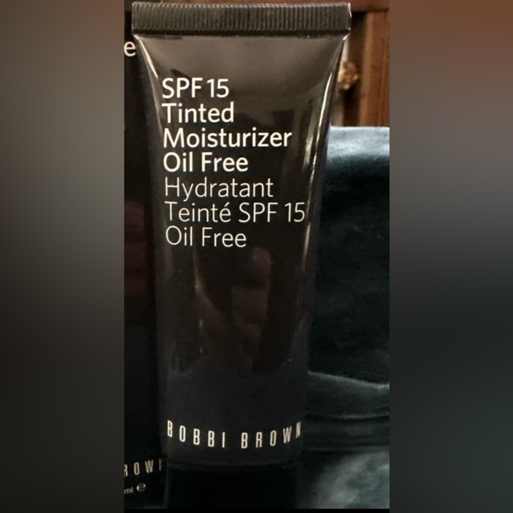 BOBBI BROWN TINTED OIL FREE MOISTURIZER MEDIUM TINTED SPF 15 NWOB